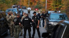 V dome strelca, ktorý zabil v Maine 18 ľudí, našli záhadný odkaz. Sused naznačil, kde by sa mohol skrývať