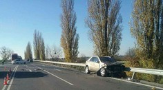 Vážnu nehodu áut v Sládkovičove neprežil jeden človek. Druhý je zranený