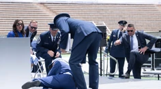 VIDEO: Joe Biden zakopol a spadol na pódiu počas slávnosti