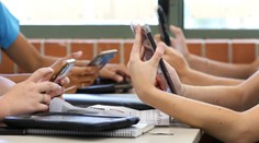 Pribúdajú štáty, ktoré zakazujú žiakom mobily. Slovensko ide opačnou cestou (+ anketa)