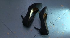 Nicolu zamestnávateľ nútil nosiť vysoké opätky. Keď prišla v balerínkach, poslal ju domov