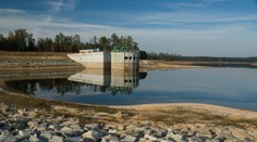 Indický úradník pre utopený telefón nechal z nádrže vypustiť 2 milióny litrov vody