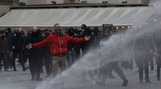 V Prahe sa konal protivládny protest. Polícia použila vodné delá. Babiš reaguje: Som v šoku