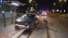 Mladá vodička zdemolovala auto aj električkovú zastávku