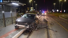 Mladá vodička zdemolovala auto aj električkovú zastávku