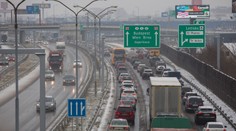 V Bratislave nasnežilo, doprava kolabovala. Vznikali nehody, kolóny a meškala MHD