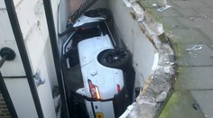 Luxusné auto skončilo vkliesnené v úzkej štrbine