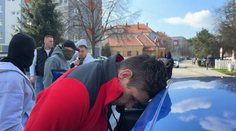 VIDEO: Protidrogová akcia v Hlohovci za bieleho dňa. Zadržali dve osoby