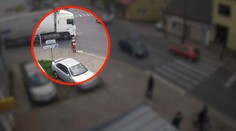 Poliaci pátrajú po tejto žene. Prešiel ju kamión, ona sa však postavila na nohy a odišla