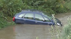Mladý muž z Prievidze sa s autom zrútil do rieky, z nehody vyviazol bez škrabanca