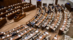 Matovičov balík pomoci rodinám prešiel do druhého čítania aj vďaka hlasom kotlebovcov a kuffovcov