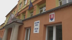 Stále je riaditeľom, hoci šoféroval opitý. Starosta to nerieši, čím porušuje zákon