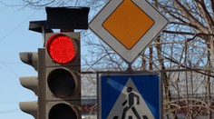 Preletel na červenú a vrazil do chodcov. Výsledkom je jeden mŕtvy a jeden ťažko zranený
