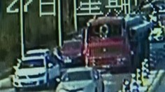 Príšerná smrť! Kamionista prudko zabrzdil, betónové rúry prerazili kabínu