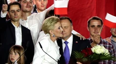 Poliaci si zvolili prezidenta, stal sa ním úradujúci Andrzej Duda