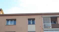 Chlapec chodil po parapete okna, kým jeho opitá matka spala. Paradoxne to nebolo prvýkrát