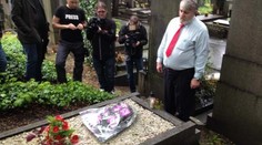 Cynizmus alebo skutočná ľútosť?! Jonákove prvé kroky viedli k hrobu manželky