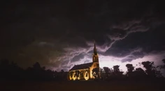 Útočia bez varovania a zabíjať vedia na počkanie. Ktoré blesky sú najnebezpečnejšie?