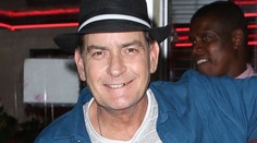 Charlie Sheen oslavuje 50. narodeniny. Takto sa rokmi zmenil