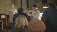 Napriek zákazu prišli do kostola desiatky veriacich. Farárovi i ľuďom hrozí mastná pokuta