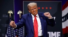 Trump namiesto debaty tancoval. V dave omdleli ľudia, exprezident požiadal pustiť skladbu Ave Maria