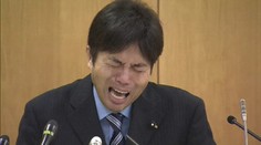 Japonský poslanec z uplakaného videa predložil svoju rezignáciu