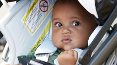 Konečne ho ukázala na verejnosti. Uhádnete, koho je tento rozkošný chlapček?