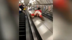 VIDEO: Opitý Brit sa rozhodol šmýkať po eskalátore. Narazený rozkrok bol iba začiatok