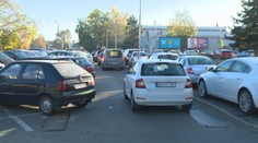 Parkovanie pri levickej nemocnici je tragikomédia. Vyskúšali sme si to na vlastnej koži