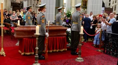 V Košiciach sa veriaci lúčili s kardinálom Tomkom, v dlhom rade čakali desiatky minút