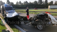 Neuveriteľná nehoda: Auto sa roztrhlo na dve časti, vodič vyviazol bez viditeľných zranení