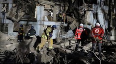 Rusi útočili na Záporožie. Raketa zasiahla bytovku, o život prišli traja ľudia