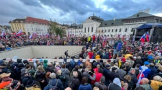 Pred Prezidentským palácom protestovali proti súčasnej vláde