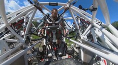 Kanaďan skonštruoval najväčšiu robotickú kostru na svete. Verí, že jedného dňa bude jeho robot lietať