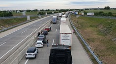 Na diaľničnom hraničnom priechode Jarovce - Kittsee sa v nedeľu podvečer tvorila kolóna