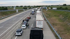Na diaľničnom hraničnom priechode Jarovce - Kittsee sa v nedeľu podvečer tvorila kolóna