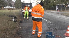 Hlboké výtlky trápia vodičov po celom Slovensku. Väčšina miest čaká s opravami na teplejšie počasie