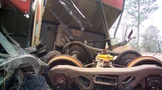 Vlak vliekol auto niekoľko metrov. Zomrel otec, dcéra a vnučka