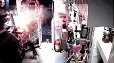 Elektronická cigareta takmer podpálila barmanku: Vybuchla jej pri tvári