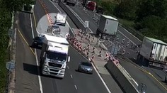 VIDEO: Nebezpečná situácia na D1. Vodič sa lepil na dodávku, hneď potom zdemoloval dopravné značenie