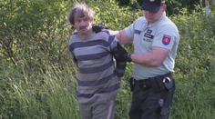 Útočník z chatky pri Handlovej už v minulosti útočil nožom, vraj s ním aj spával