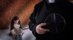 Pedofili v radoch francúzskej katolíckej cirkvi sexuálne zneužili vyše 216-tisíc detí