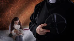Pedofili v radoch francúzskej katolíckej cirkvi sexuálne zneužili vyše 216-tisíc detí