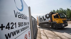 Dvoch policajtov a vedenie Vassal EKO obvinila polícia z korupcie