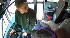 VIDEO: V USA oslavujú malého hrdinu. Iba 13-ročný chlapec zachránil spolužiakov po kolapse vodiča autobusu