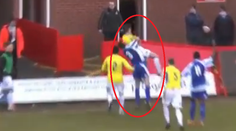 Faulovaný hráč zobral spravodlivosť do vlastných rúk. V štýle zápasníka