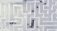 Len pár kilometrov od Slovenska nájdete unikátnu atrakciu. Vyrástol tam najväčší snežný labyrint na svete