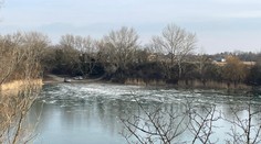 V jazere Rovinka objavili mŕtve telá dvoch korčuliarov. Z vody ich vytiahli s hokejkou a sánkami