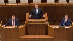 Mimoriadne rokovanie parlamentu sa skončilo: Kritika vojenských nákupov opozície neuspela