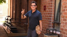 Comeback desaťročia? Škandalózny Charlie Sheen má vraj tajný plán